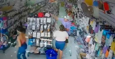 El hombre acompañado de la mujer