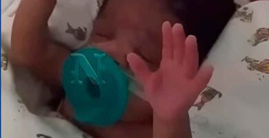 Bebé levanta las manos y alaba a Dios en cuidado intensivo