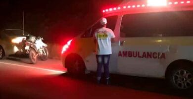 Una mujer frente a la cabaña El Bohío en Dajabón