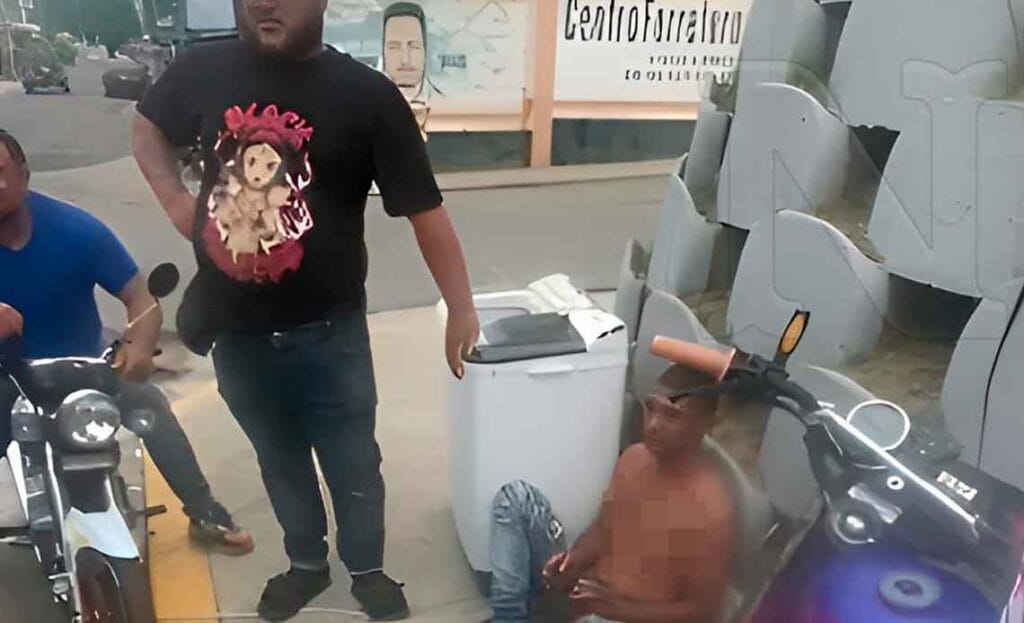 Hombre sorprendido con una lavadora presuntamente robada en Santiago