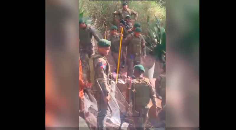Militares destruyen la casucha construida por haitianos en Constanza