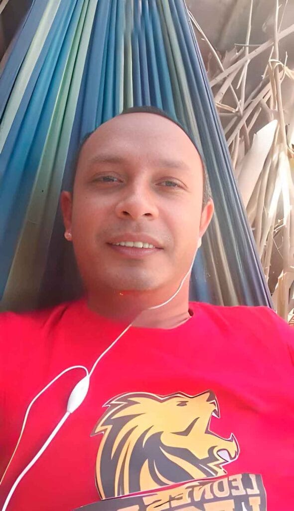 Se trata del profesor de danza Luis Khadafi