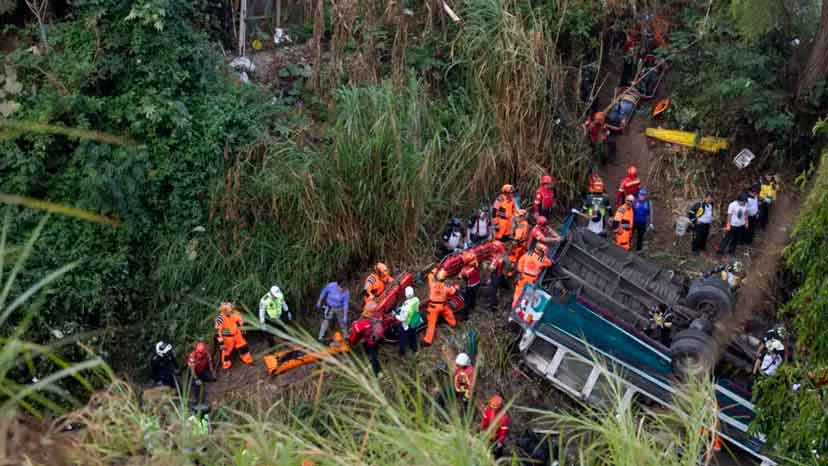Al menos 40 muertos tras caída de autobús desde un puente