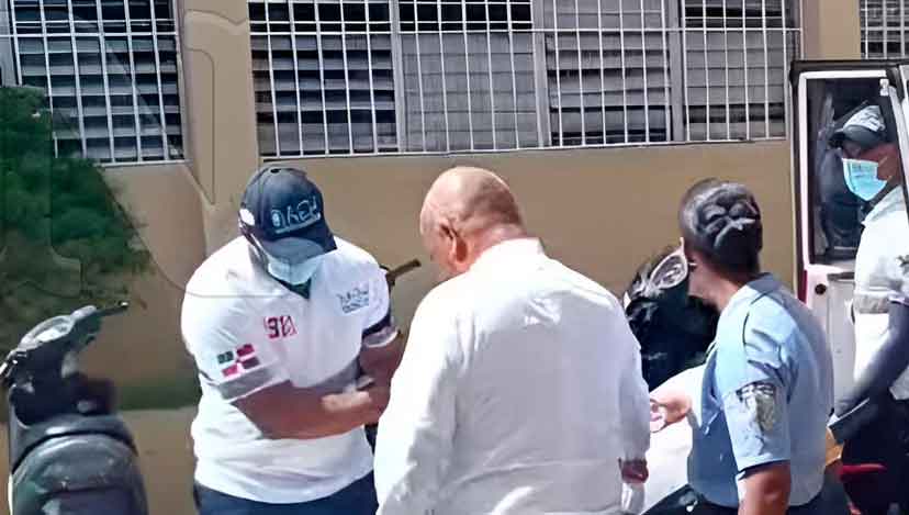Una estudiante a su compañera en centro educativo de Nagua