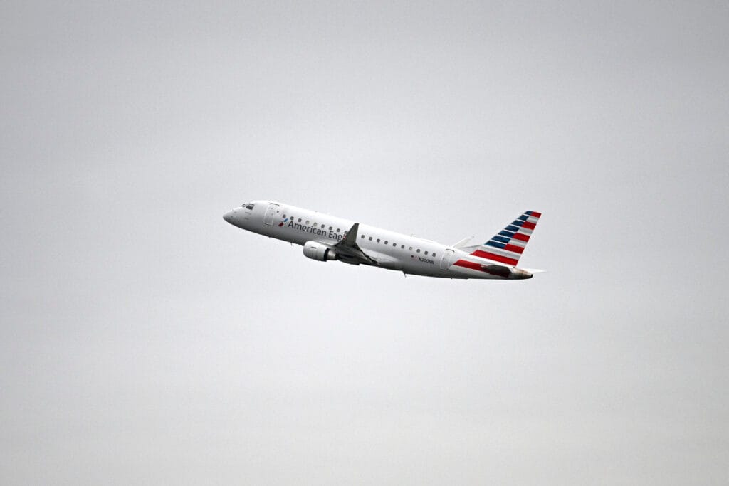Pasajero de American Airlines se traga un rosario y ataca a la tripulación en pleno vuelo hacia Miami