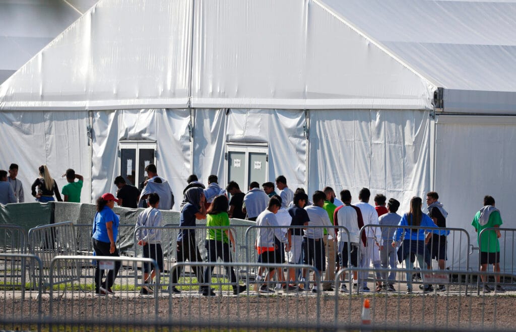 Centros de detención de inmigrantes alcanzan su capacidad límite, según funcionarios