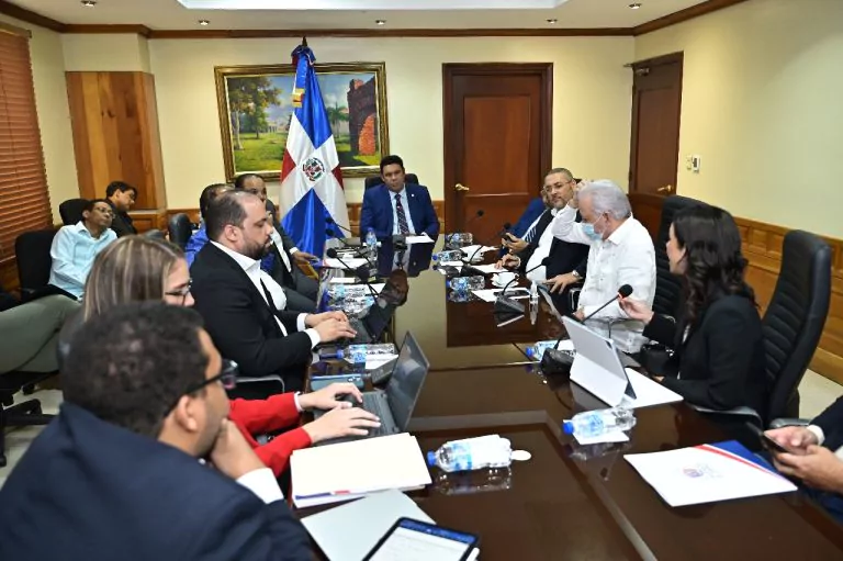 Comisión Especial que analiza reformas al Código de Trabajo recibe opiniones del Defensor del Pueblo