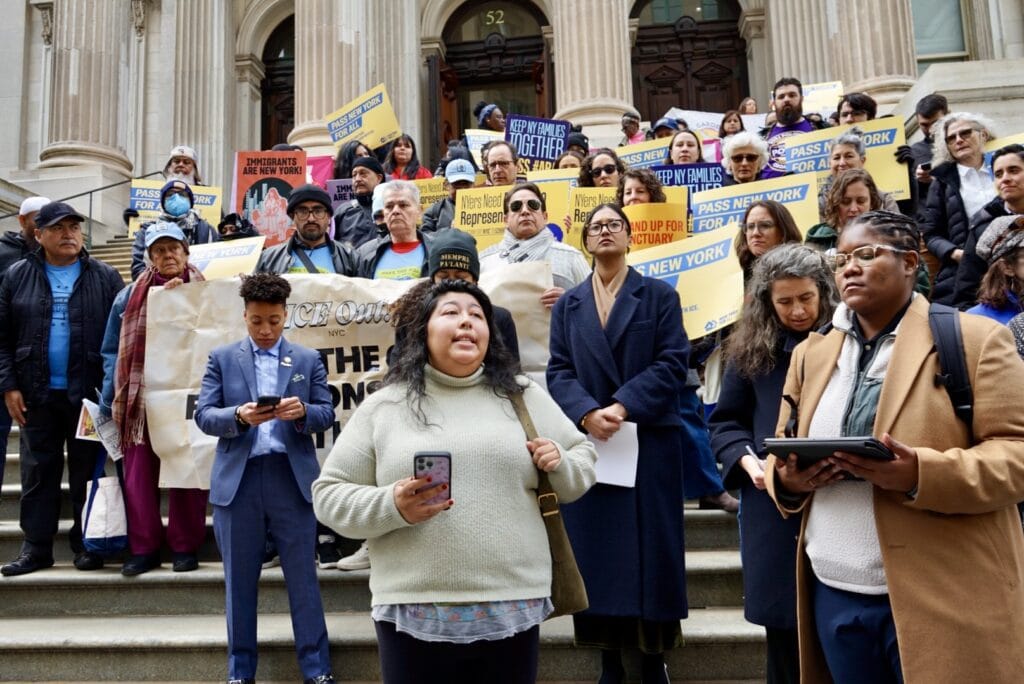 Crecientes “barridas” de ICE contra migrantes sin récord criminal en NY: exigen a legisladores estatales aprobar leyes que los protejan