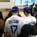 Más de 500 aficionados esperaron a Shohei Ohtani en el aeropuerto de Tokio en su regreso a Japón