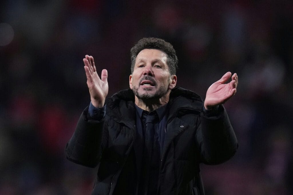 Simeone en estado puro: pide a los periodistas que voten por el “doble toque” de Julián