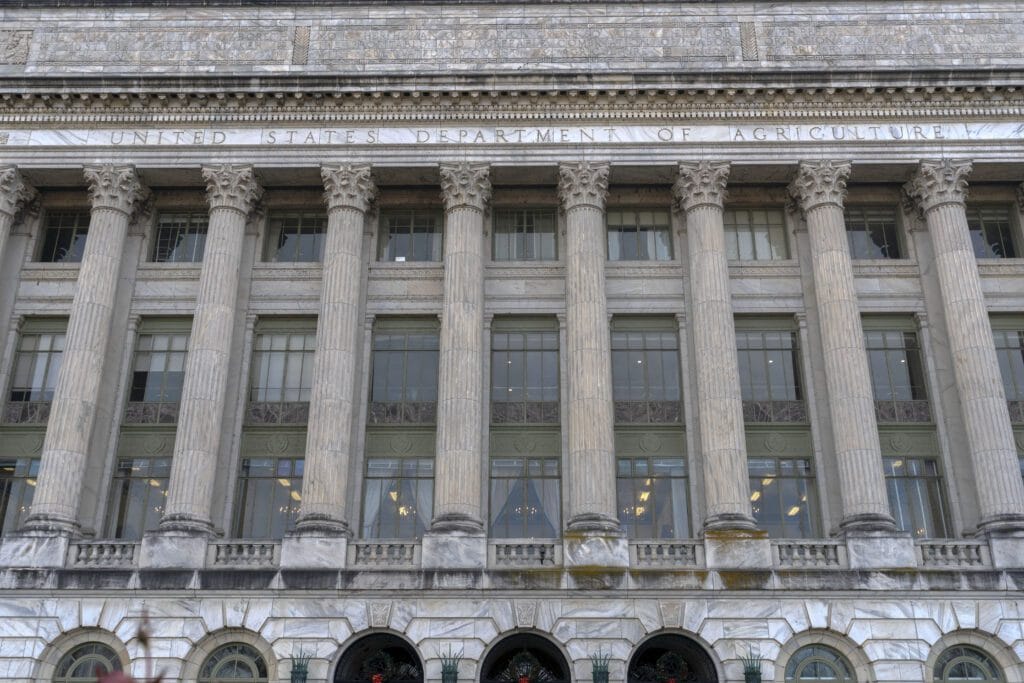 Juez federal ordena a Trump devolver sus trabajos a miles de empleados transitorios despedidos