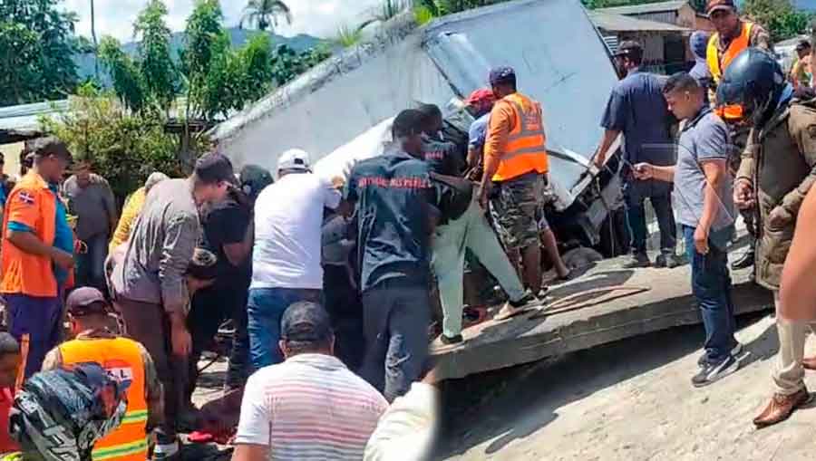 Accidente Camión impacta contra un puente y deja a una persona atrapada