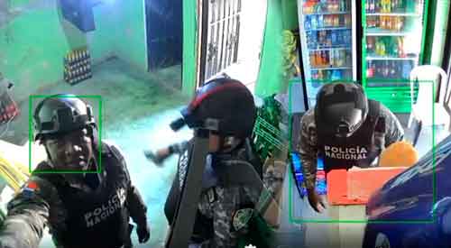 Lo que hacen estos policías en un colmado en Moca