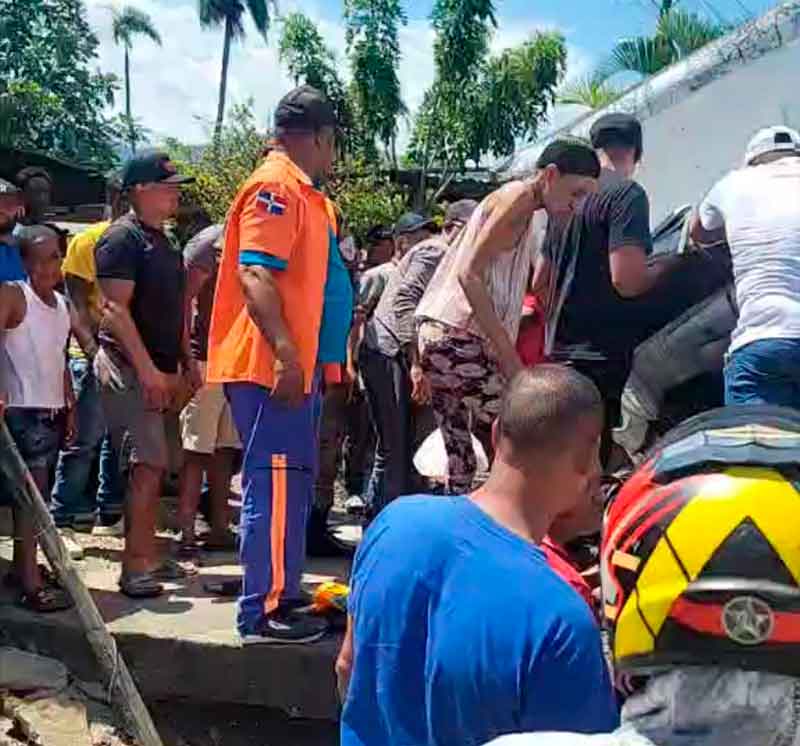 Accidente Camión impacta contra un puente y deja a una persona atrapada