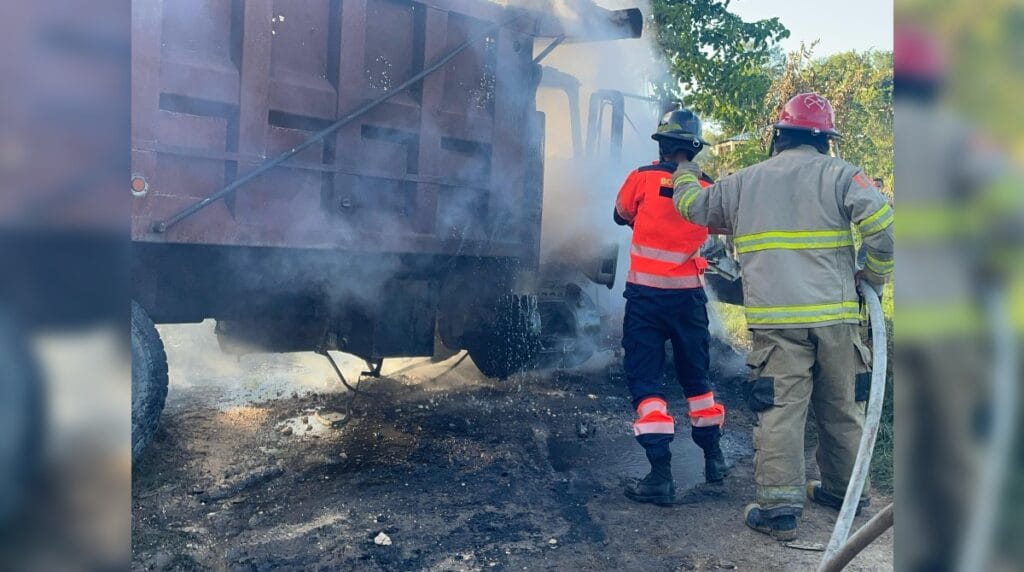 Fallecen padre e hijo tras incendio de camión en Jagua Mocha, Higüey