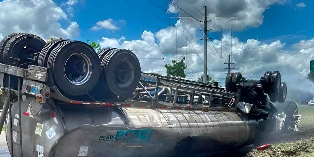 Un camión tanquero tuvo un accidente en el kilómetro 45 de la autopista Duarte