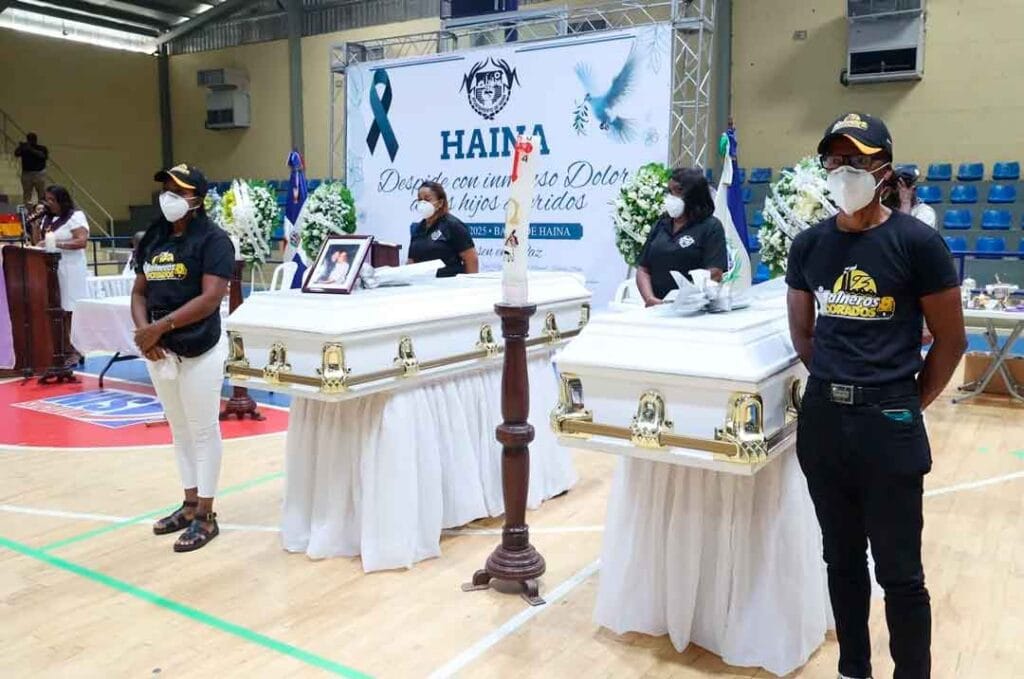 Velan los resto de 10 integrantes del grupo Los Haineros Dorados