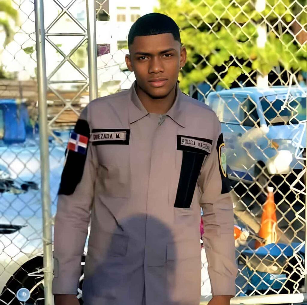 Joven polic&iacute;a Jim&eacute;nez es asesinado con su propia arma en sector El Caf&eacute;