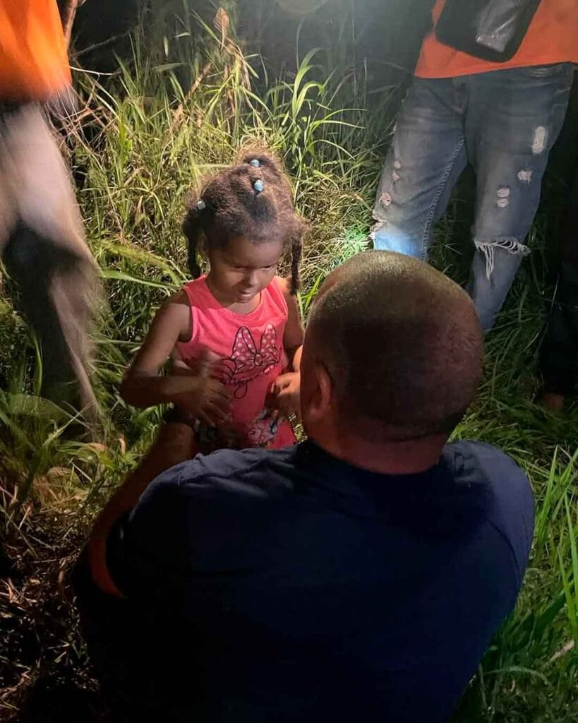 La Defensa Civil de Espaillat logr&oacute; rescatar con vida a la ni&ntilde;a Alexa, de 3 a&ntilde;os