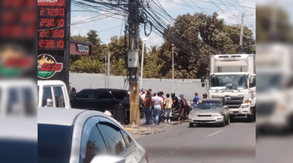 Se registra incidente vial en la avenida Estrella Sadhalá, Santiago