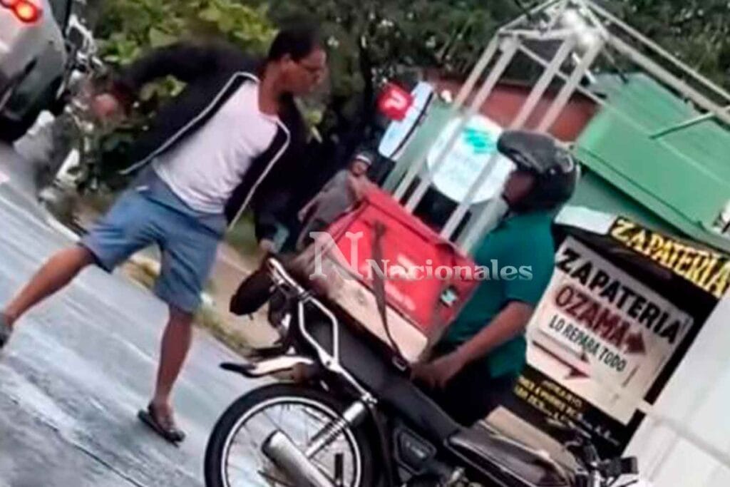 Conflicto en la calle entre un repartidor y un hombre mayor