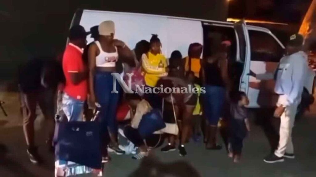 Detienen a 14 haitianos indocumentados dentro de minivan cerrada en Mao