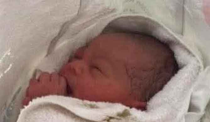 Hallan bebé abandonada frente al hospital de Baní