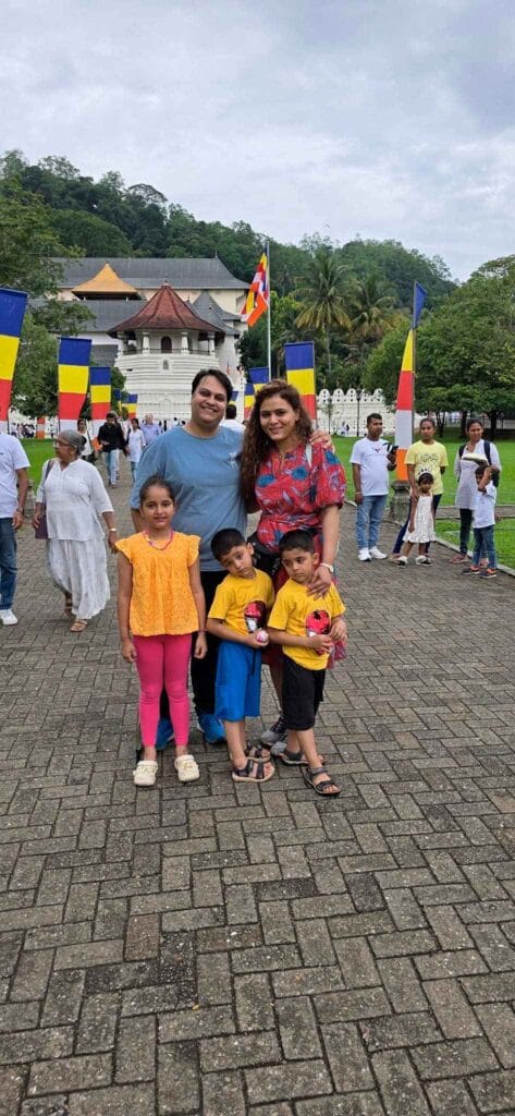 Pratik Joshi, su esposa Komi Vyas y sus tres hijos