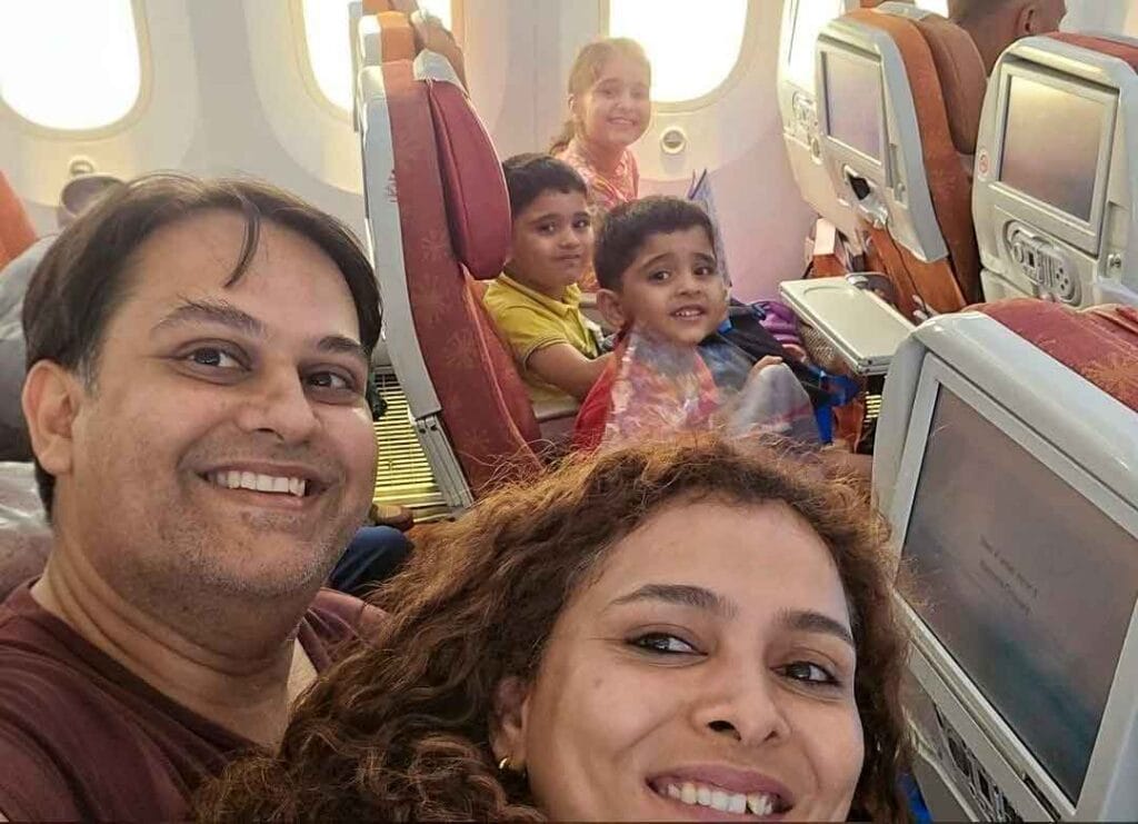 Pratik Joshi, su esposa Komi Vyas y sus tres hijos