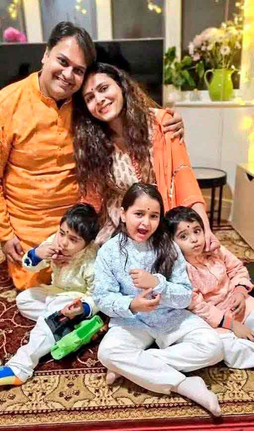 Pratik Joshi, su esposa Komi Vyas y sus tres hijos