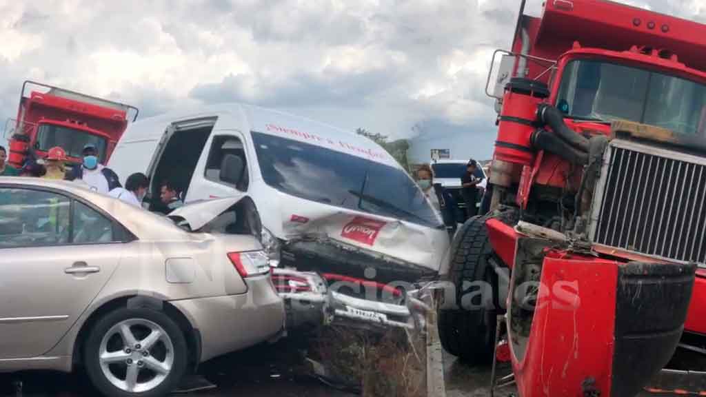 Fuerte accidente en la autopista Duarte intento de rebase