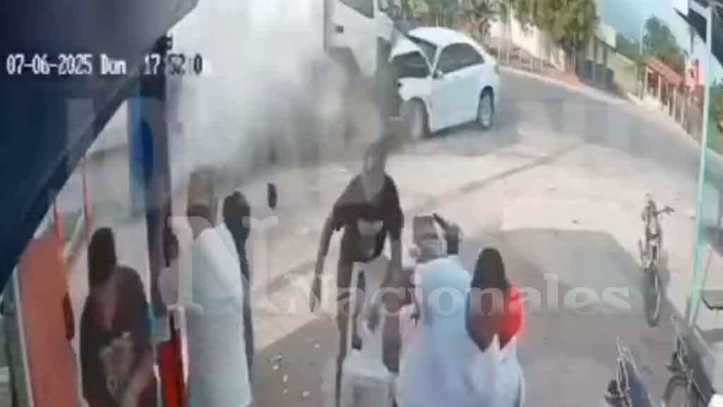 Fuerte accidente entre vehículo y camión en Elías Piña