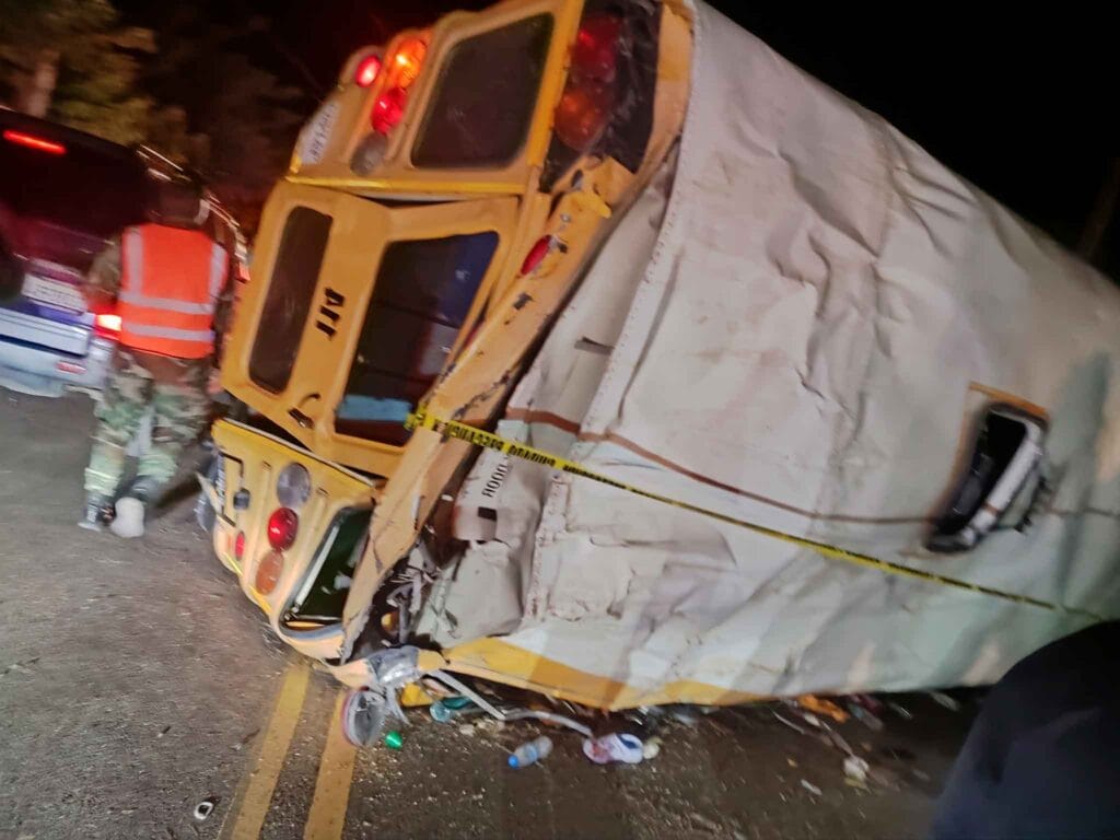 Cinco muertos y más de 20 heridos tras volcadura de autobús en Jamao-Moca