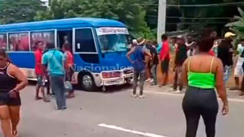 Accidente entre minibús y motocicleta en San José de Ocoa