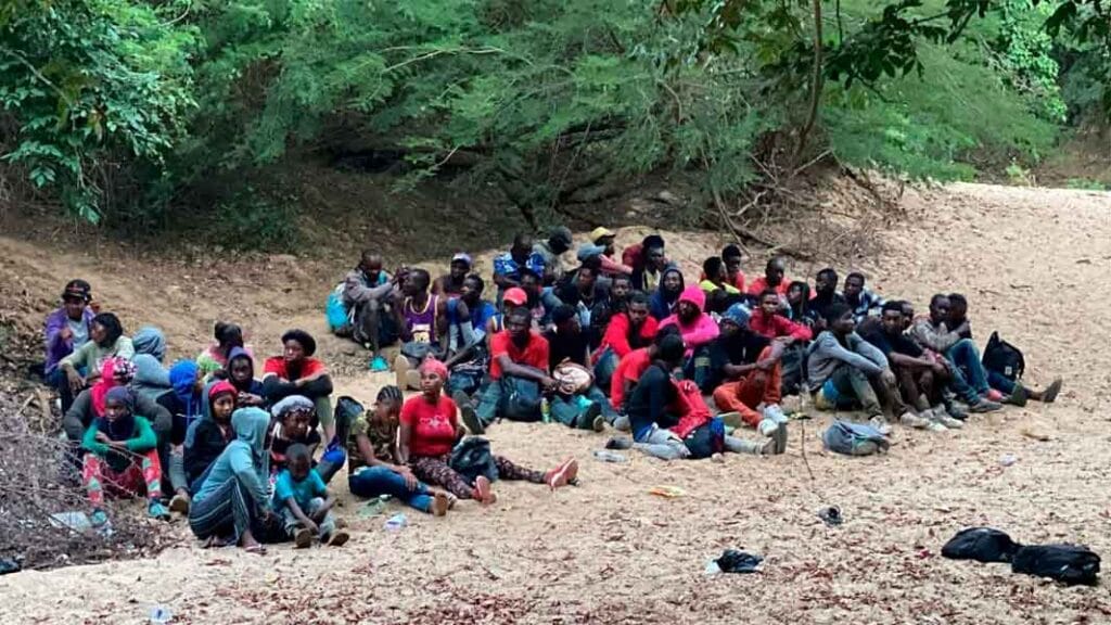Ej&eacute;rcito detiene a 53 haitianos indocumentados en Montecristi con apoyo de drones