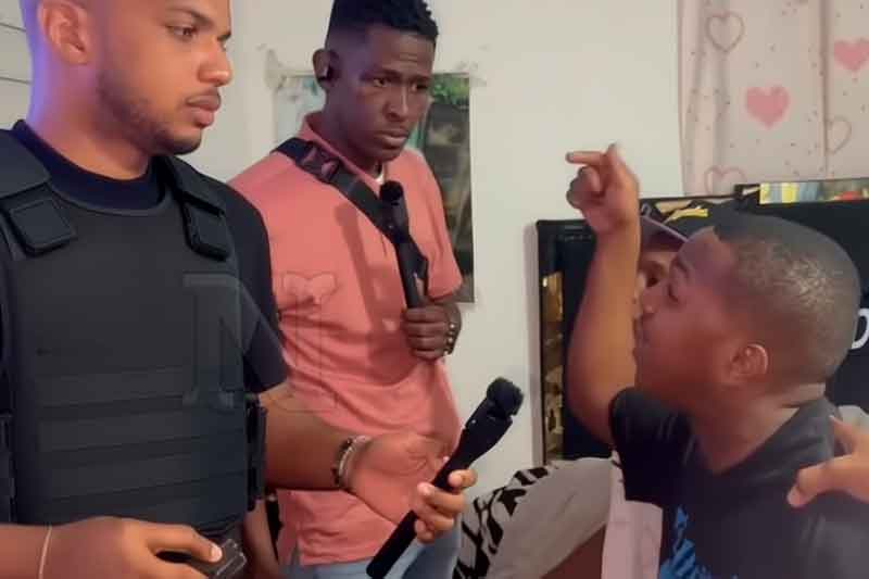 Jóvenes de Guachupita entregan armas y denuncian persecución en entrevista viral