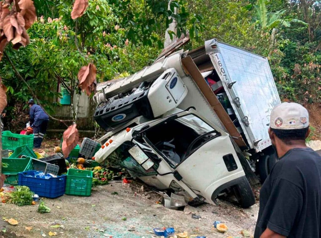 Camión cargado de frutas y vegetales pierde el control en la carretera Miches–El Seibo