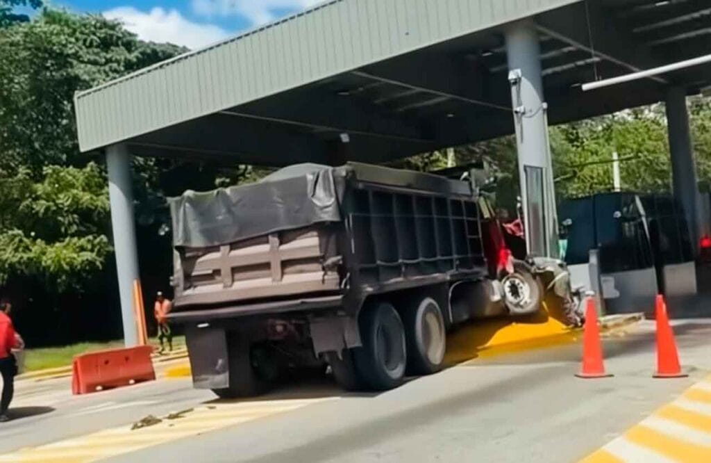 Camión se estrella contra columna del peaje en la autopista de Samaná