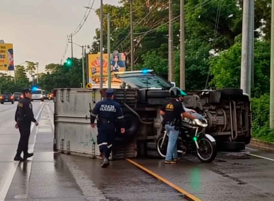 Camión vuelca en carretera a Comalapa tras que conductor se duerme al volante
