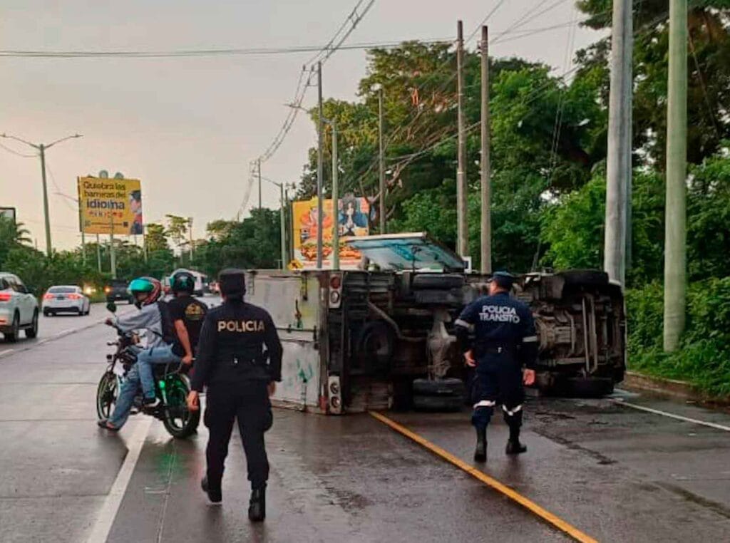 Un camión volcó tras que el conductor se durmiera