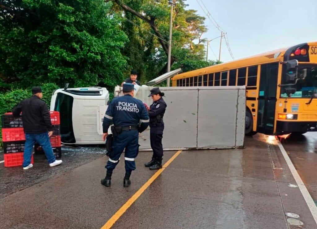 Un camión volcó tras que el conductor se durmiera