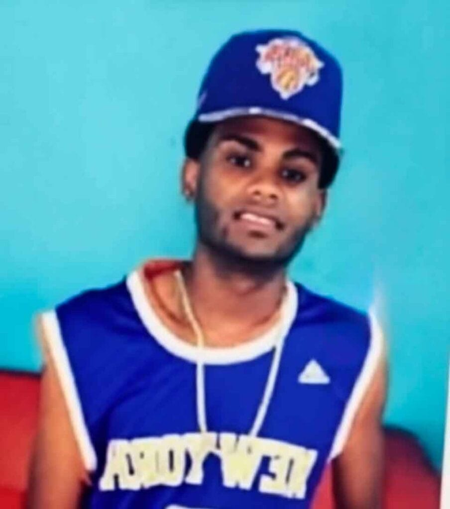 Un joven solo identificado como Carlitos