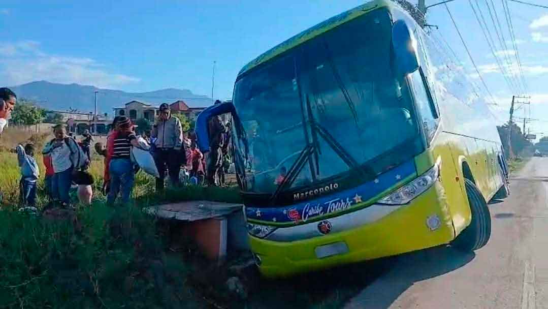 Una guagua de transporte interurbano de la empresa Caribe Tours