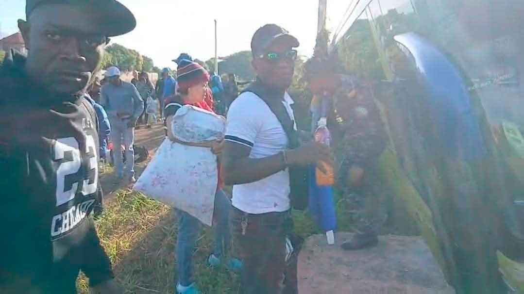 Una guagua de transporte interurbano de la empresa Caribe Tours