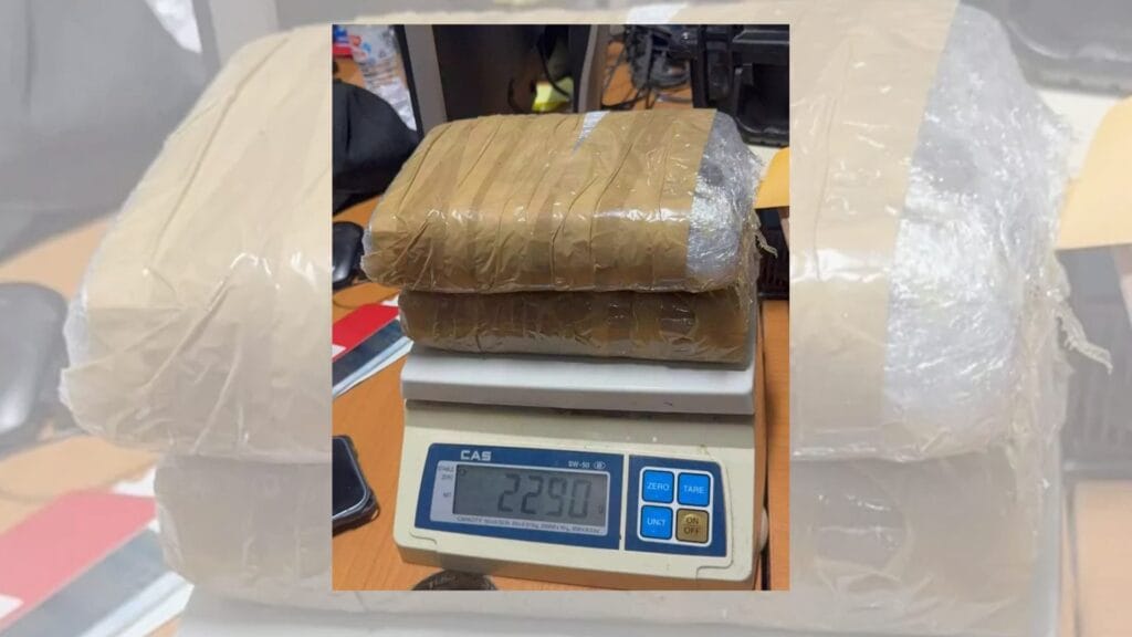 VIDEO: Detienen mujer de 61 años con dos paquetes de supuesta cocaína en el AILA