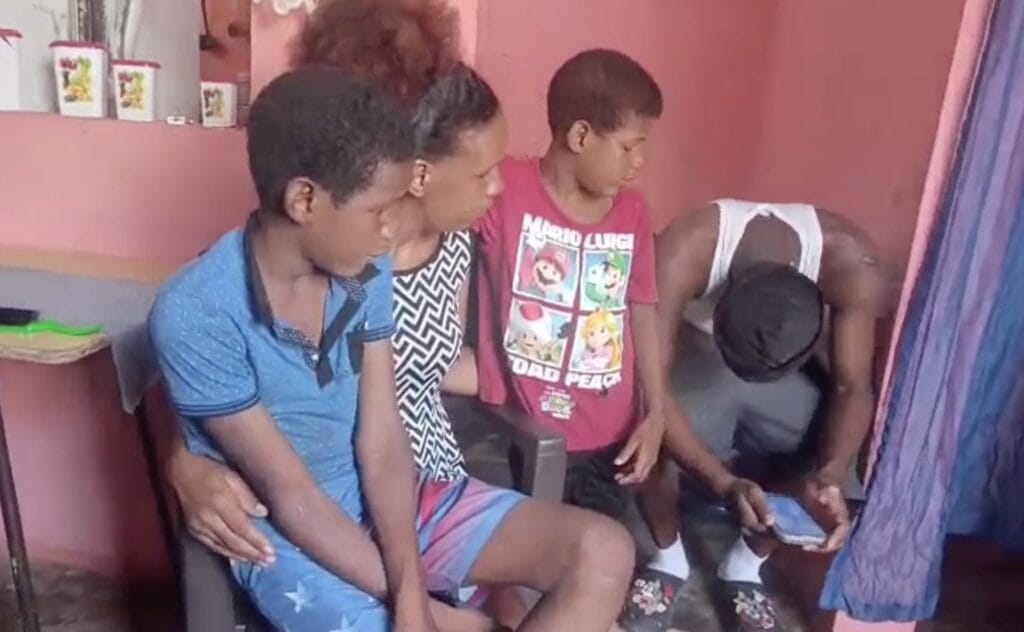 Madre deja su empleo para cuidar dos hijos con autismo en situación vulnerable