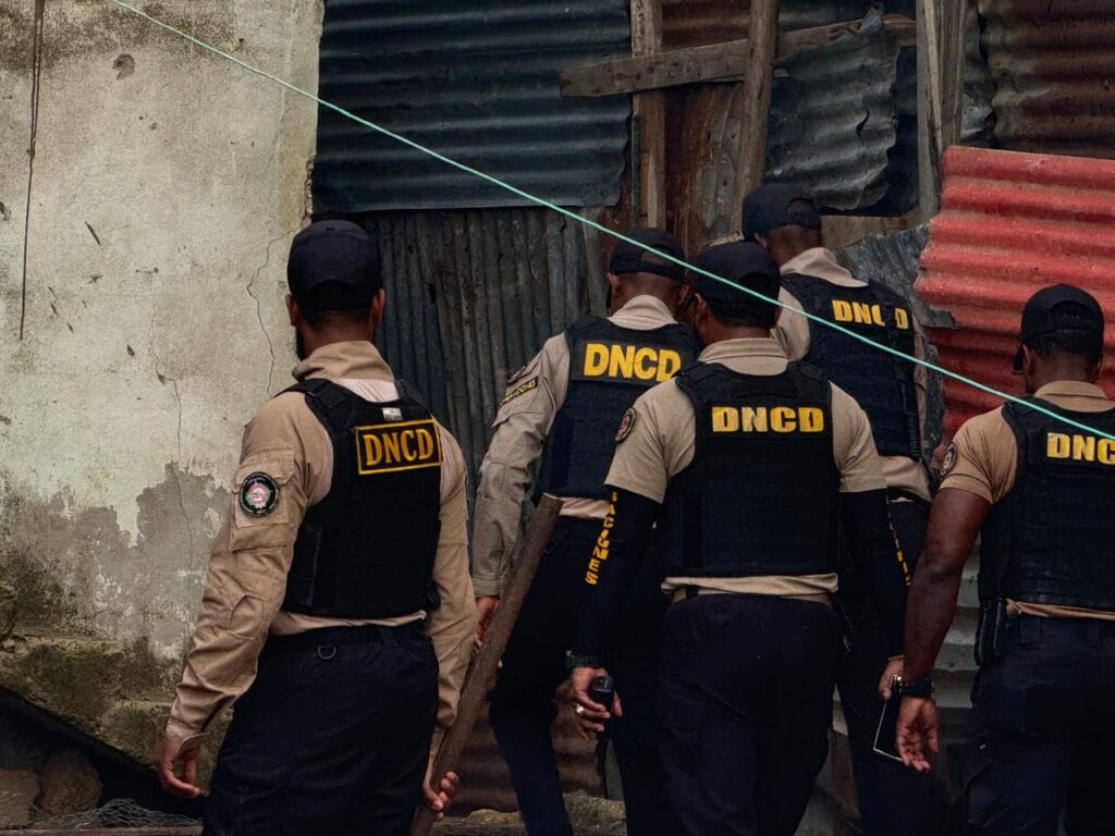 Denuncian presunta implantación de drogas por agentes de la DNCD en Moca