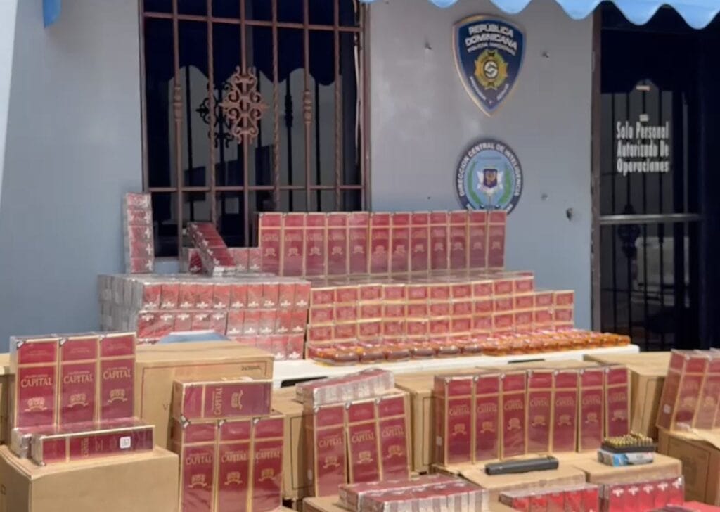 Decomisan en colmado más de 1,000 botellas de alcohol adulterado y 39,400 cigarrillos