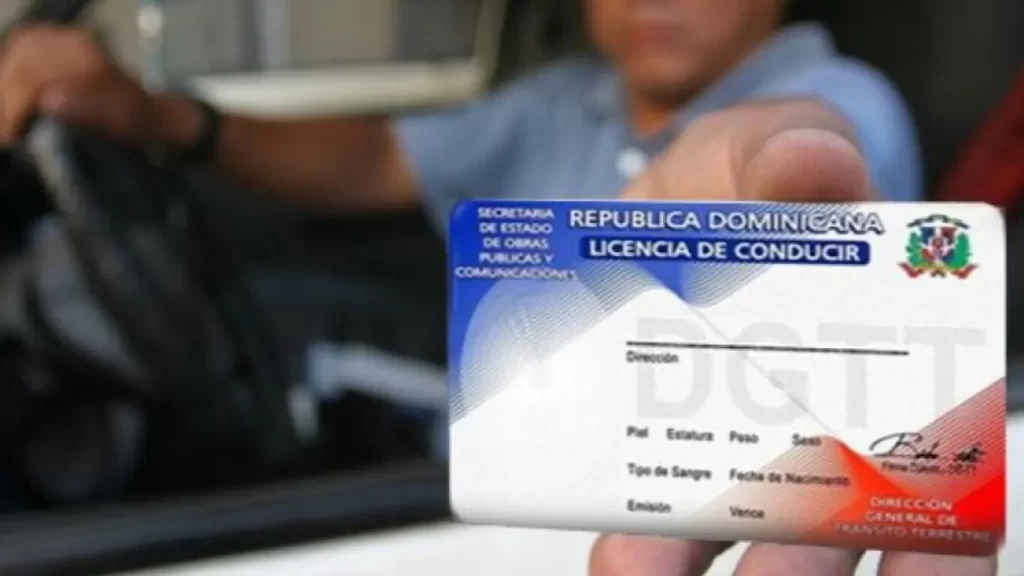Presidente Abinader amplía vigencia de licencias de conducir para mayores de 65 años