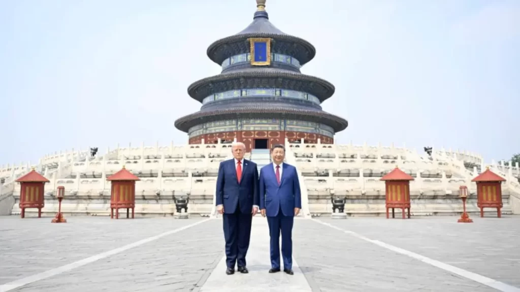 Trump muestra su visita al Templo del Cielo de China